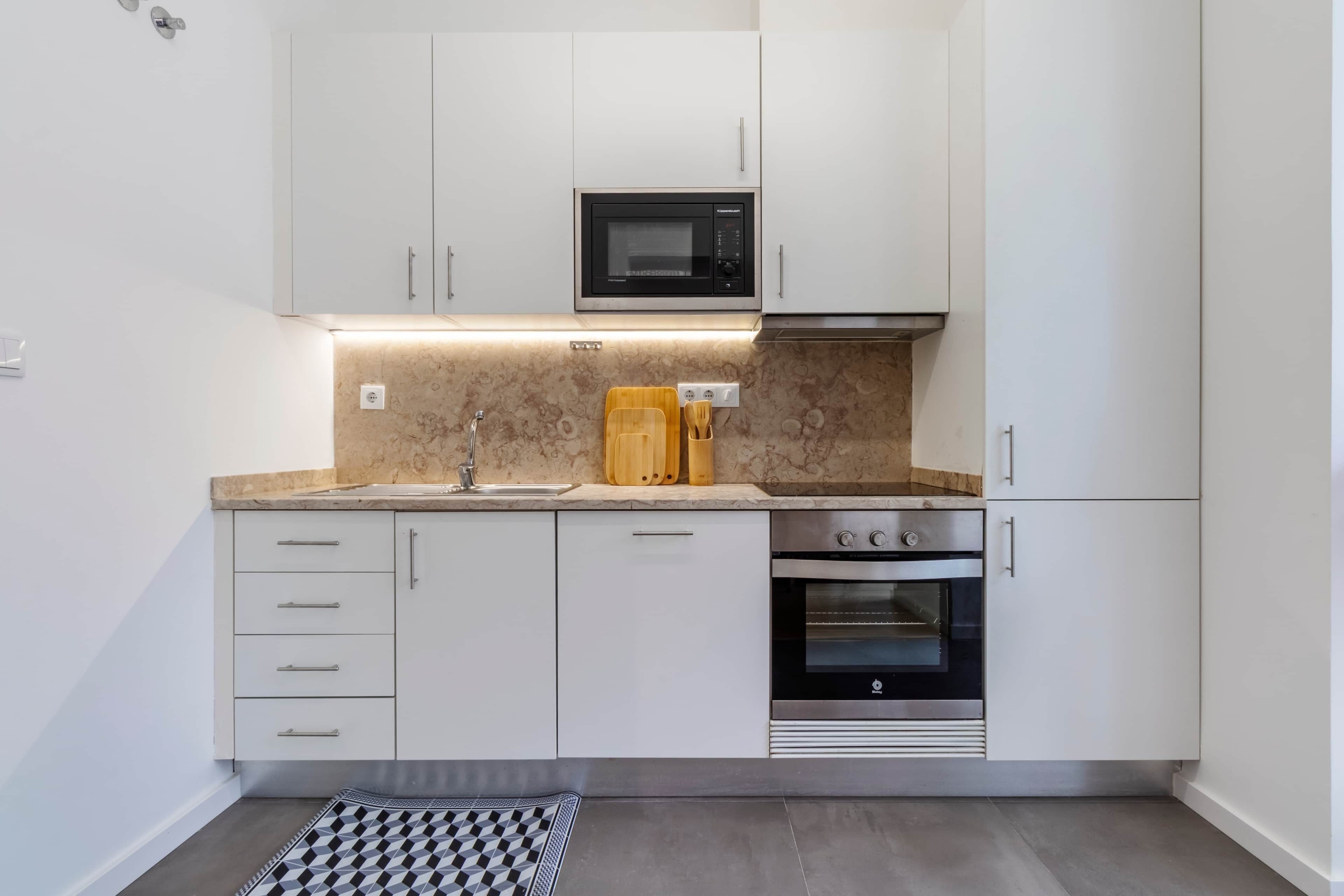 Coffee/tea maker, fridge, microwave, oven