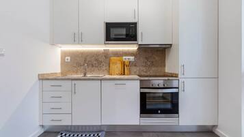 Coffee/tea maker, fridge, microwave, oven