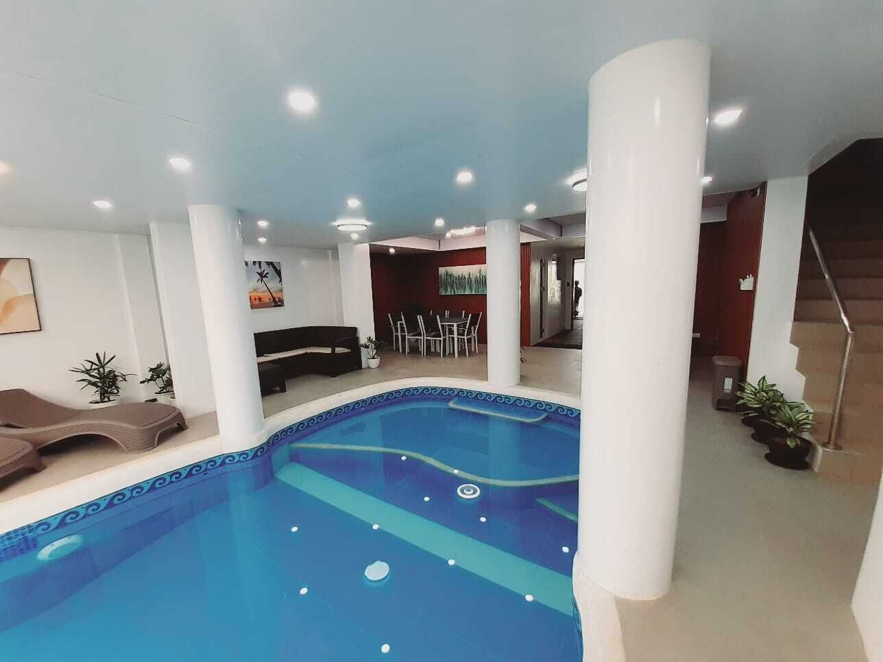 Kolam renang indoor