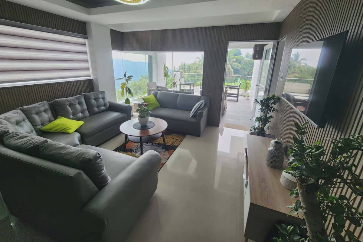 Suite exclusive, balcon, vue partielle sur le lac | Aire de séjour