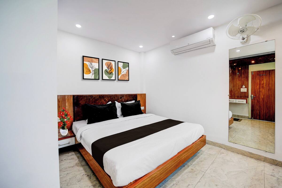 Deluxe Room | Desk, WiFi (free), bed sheets