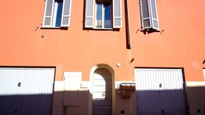 Exterior detail - A comfortable flat of 50sqm, ideal for four people, located on the third floor of a building without an elevator (access via stairs).The property is situated in the historic center, within the restricted traffic zone, just steps away from the Cathedral & (Piacenza)