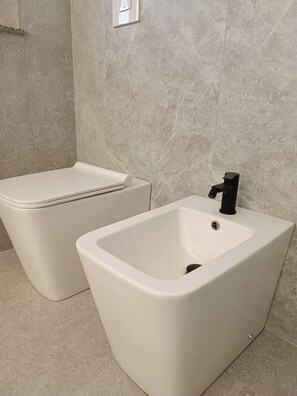 Ein Badezimmer mit Toilette und Waschbecken.
