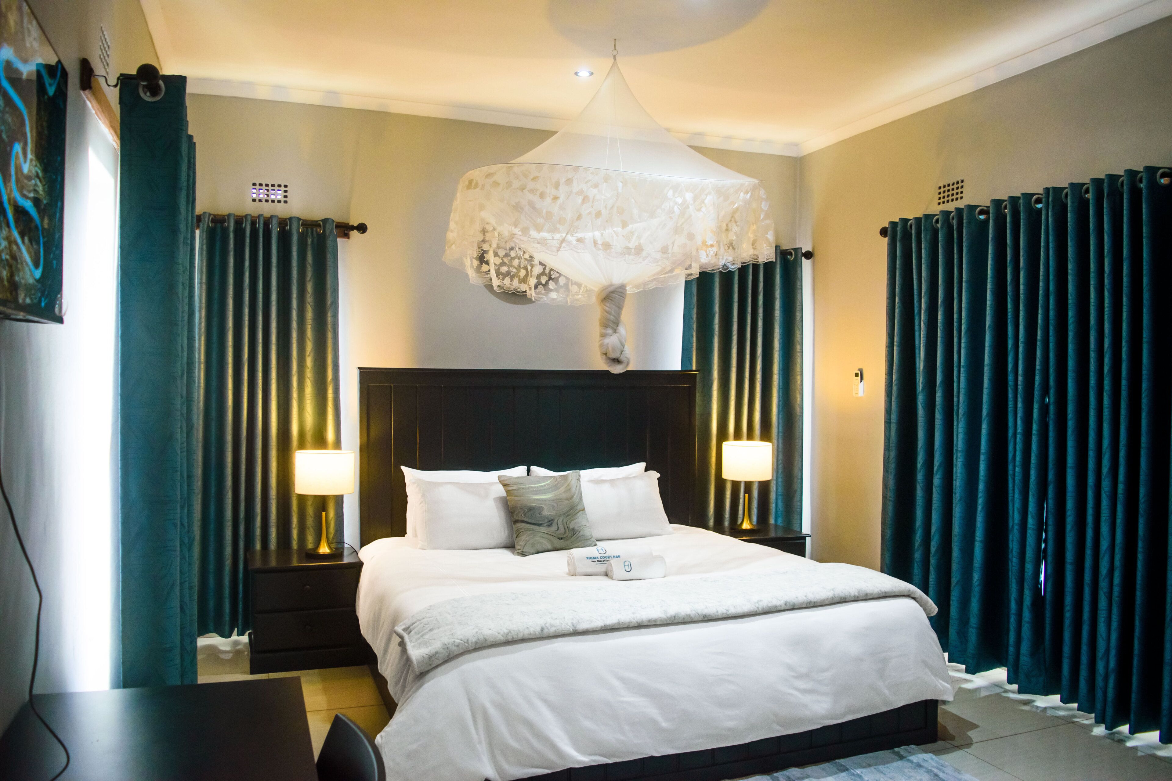 Cortinas blackout, tabla de planchar con plancha y wifi gratis 