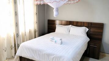 Apartamento de lujo, patio, vistas al patio | Cortinas opacas, tabla de planchar con plancha, wifi gratis