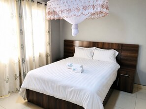 Cortinas blackout, tabla de planchar con plancha y wifi gratis