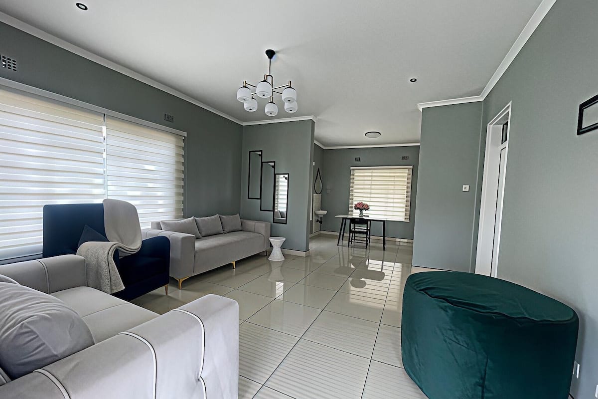 Departamento de lujo, patio, vista al patio | Área de sala de estar | Impresora