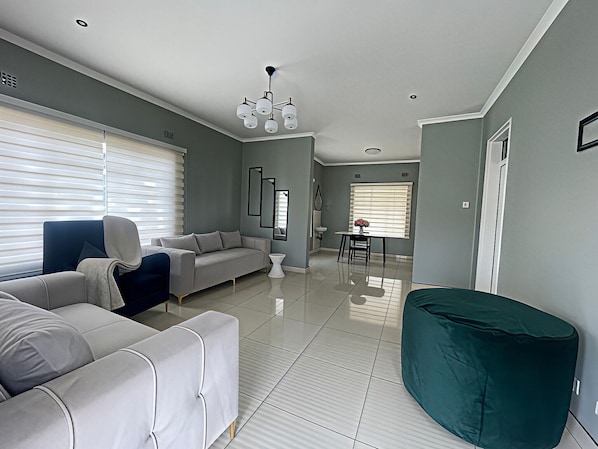 Departamento de lujo, patio, vista al patio | Área de sala de estar | Impresora