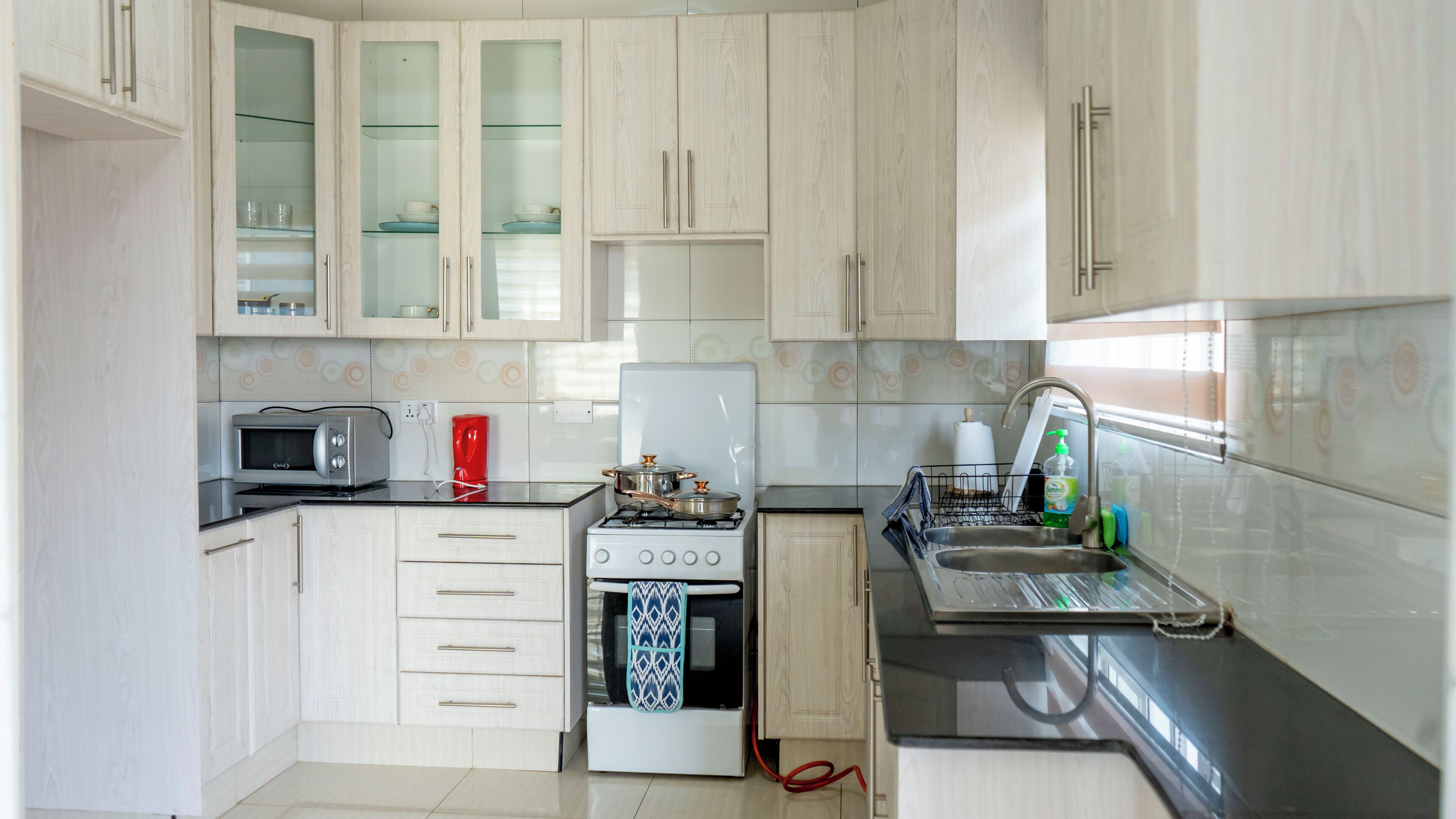 Apartamento de lujo, patio, vistas al patio | Cocina privada | Nevera en la zona común y microondas en la zona común