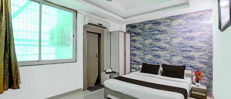 Classic Room | In-room safe, desk, WiFi (free), bed sheets