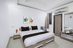 Classic Room | In-room safe, desk, WiFi (free), bed sheets