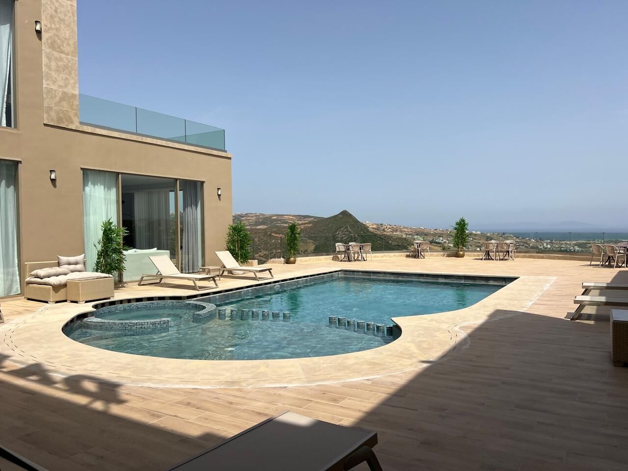 2 outdoor pools
