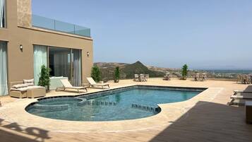 2 outdoor pools
