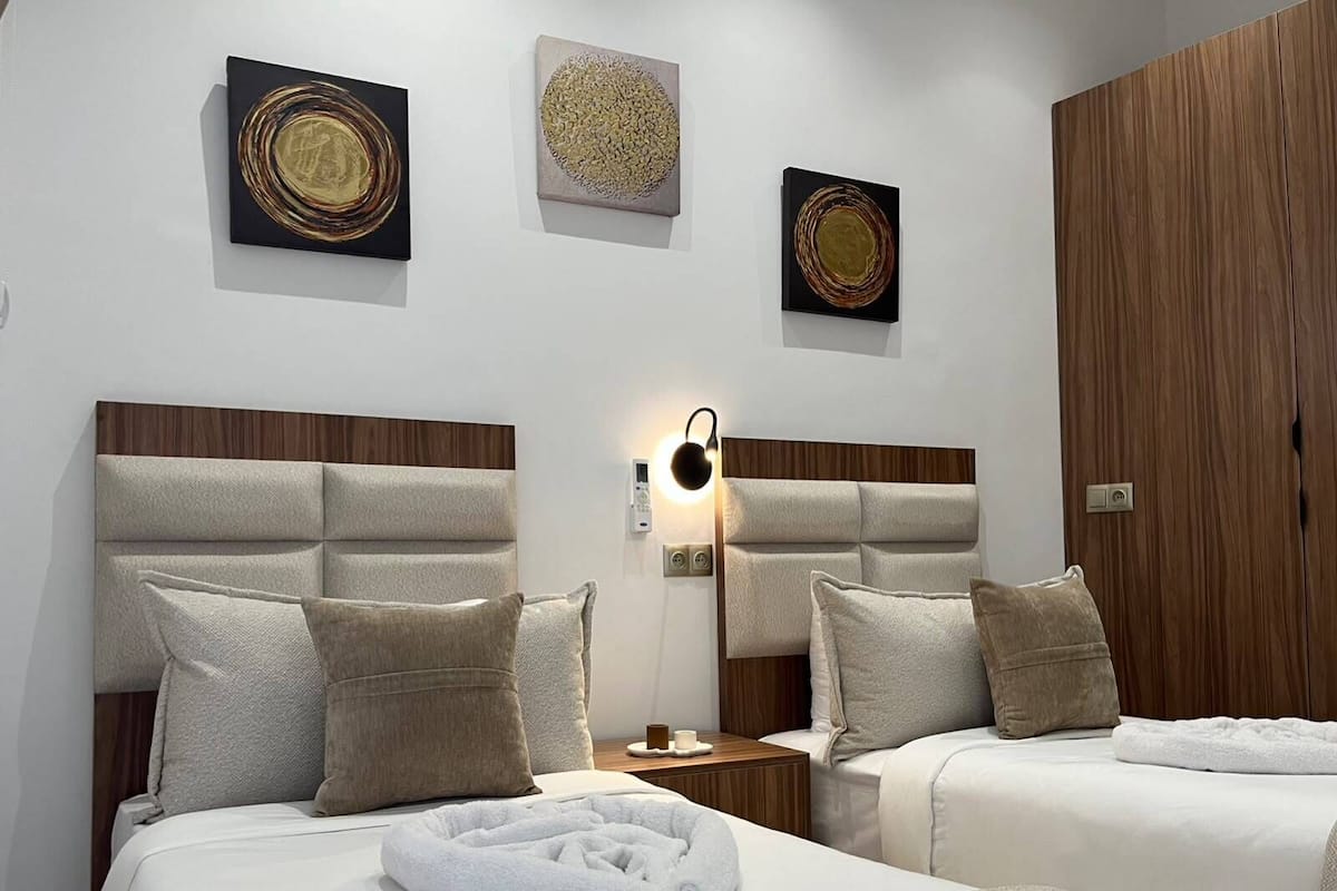 Family Room | In-room safe, WiFi (free), bed sheets