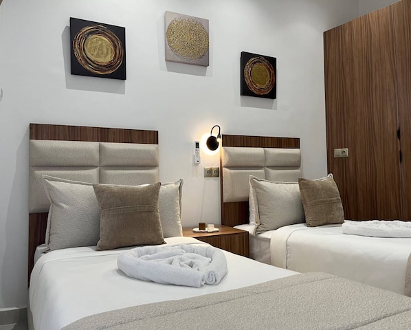 Family Room | In-room safe, WiFi (free), bed sheets
