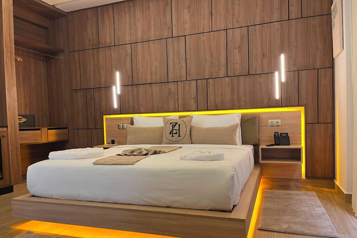 Double Room | In-room safe, WiFi (free), bed sheets