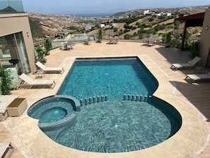 2 outdoor pools