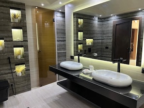 Shower, pengering rambut, handuk, dan sabun