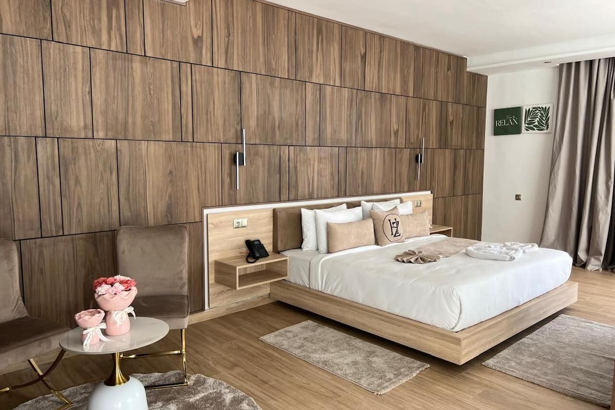Suite | In-room safe, WiFi (free), bed sheets