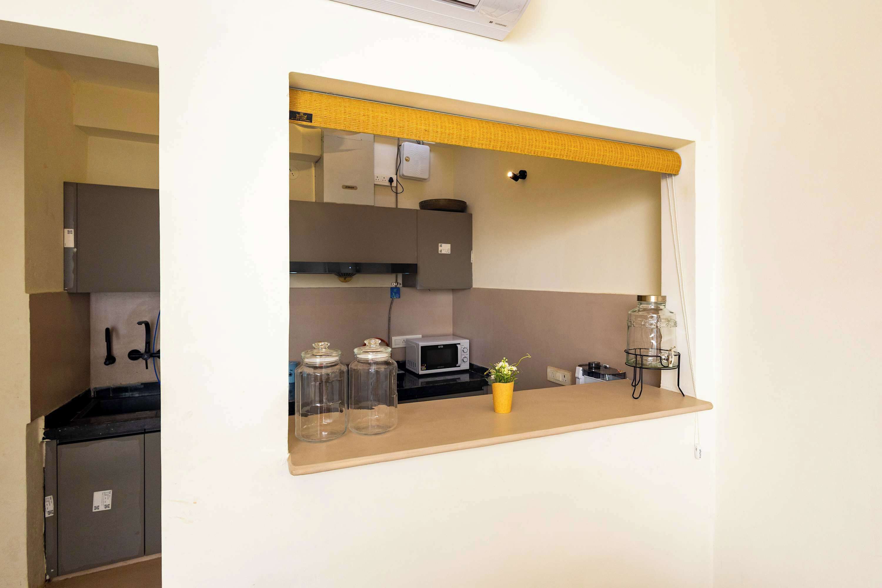 Refrigerador, microondas, parrilla de estufa y tetera eléctrica 