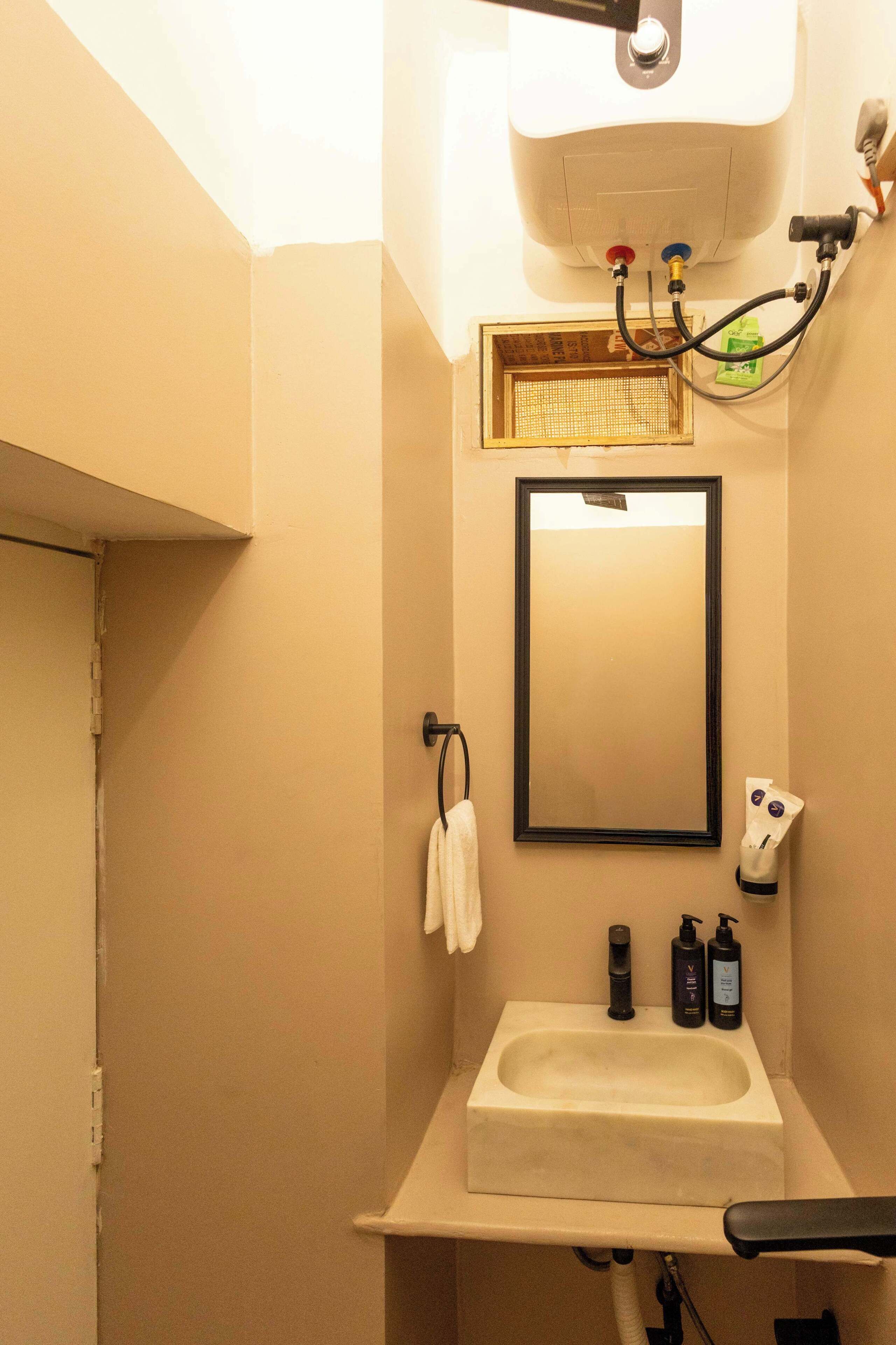 Douche, serviettes fournies, shampoing