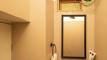Douche, serviettes fournies, shampoing