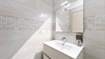 Dusche, Haartrockner, Handtücher