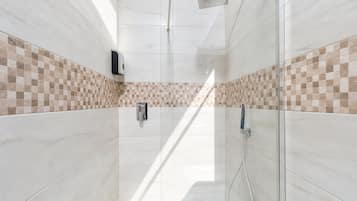Douche, sèche-cheveux, serviettes fournies