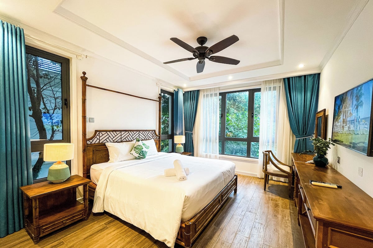 Villa familiar, 4 habitaciones, para no fumadores, vista al jardín | Escritorio, espacio para trabajar con laptop y cortinas blackout