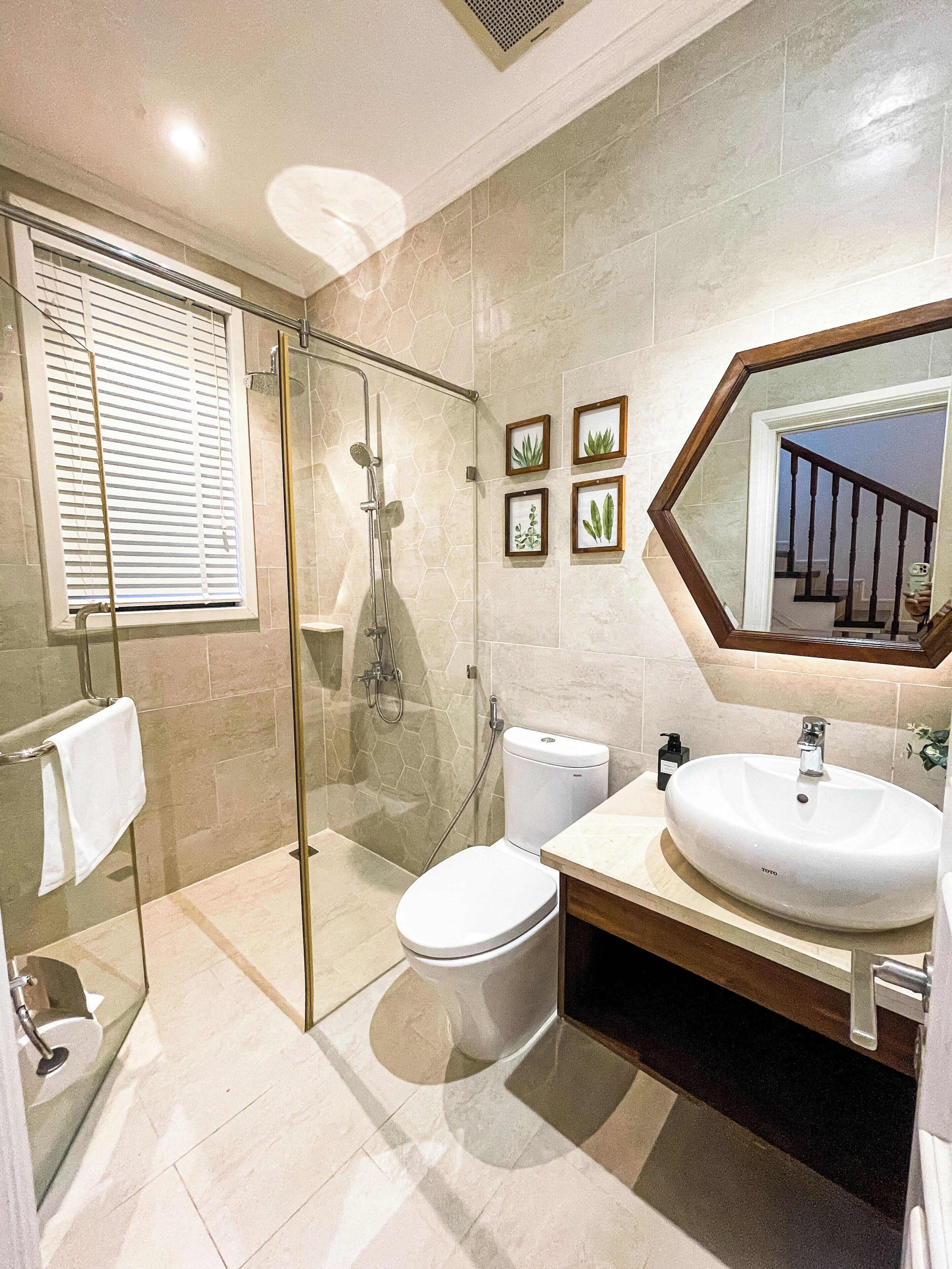 Biệt thự dành cho gia đình, 4 phòng ngủ, không hút thuốc, quang cảnh vườn | Phòng tắm | Bồn tắm và buồng tắm vòi sen riêng, máy sấy tóc, dép đi trong nhà 