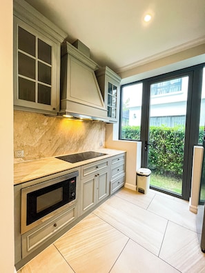 Villa familiar, 5 habitaciones, baño privado, vista al jardín | Cocina privada | Refrigerador y microondas