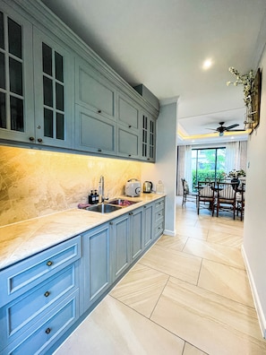 Villa familiar, 5 habitaciones, baño privado, vista al jardín | Cocina privada | Refrigerador y microondas