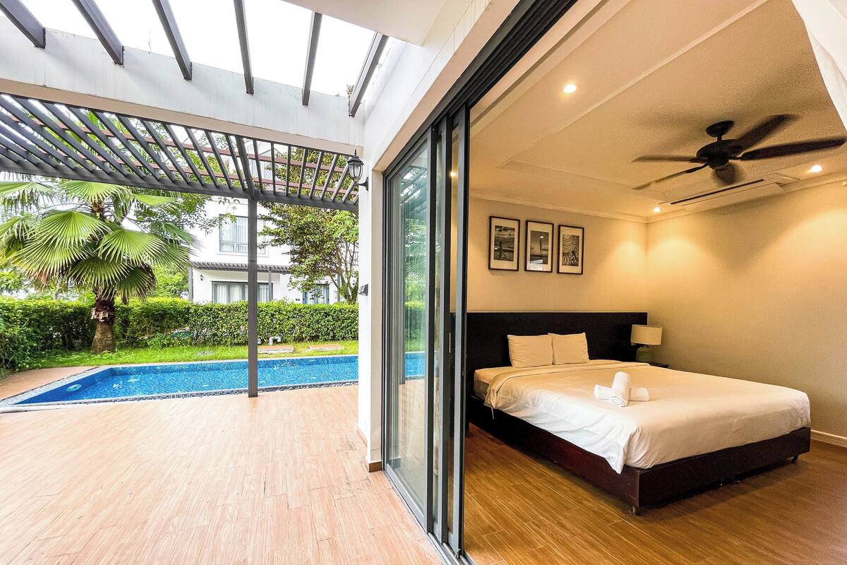 Villa familiar, 5 habitaciones, baño privado, vista al jardín | Escritorio, espacio para trabajar con laptop y cortinas blackout