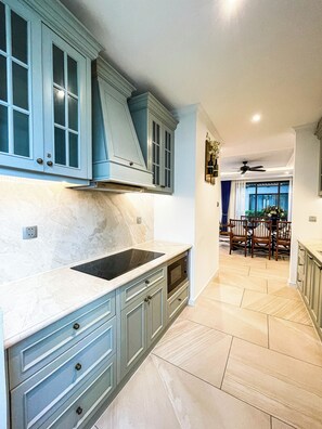 Family Villa, 4 Bedrooms, Non Smoking, Garden View | Private kitchen