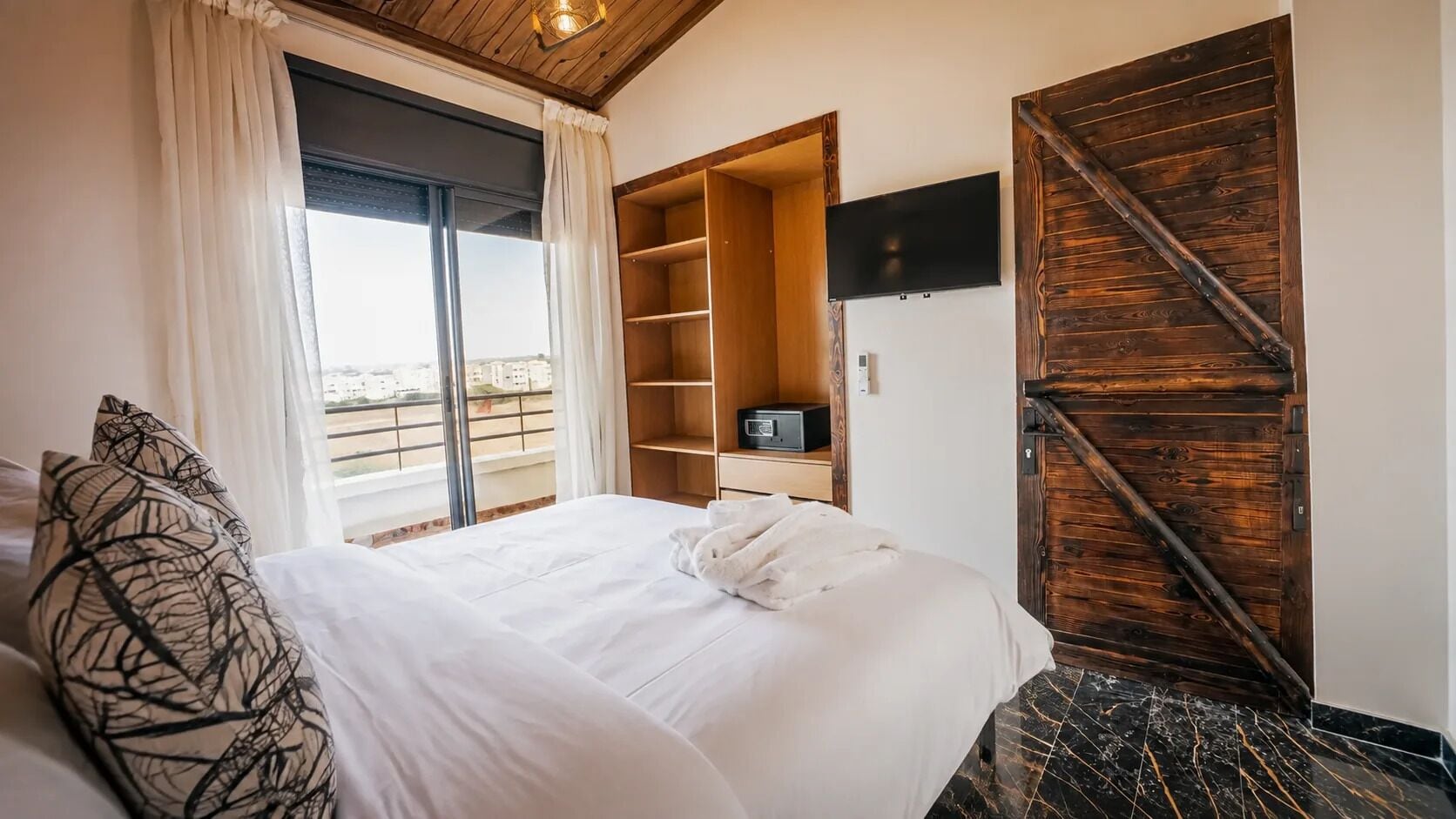 Signature Suite | Premium bedding, down comforters, in-room safe, laptop workspace