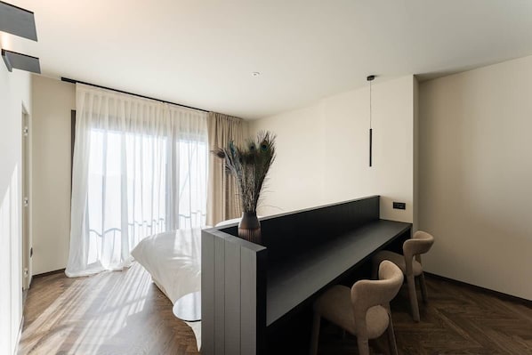 Une chambre moderne avec un lit, un bureau et une chaise.