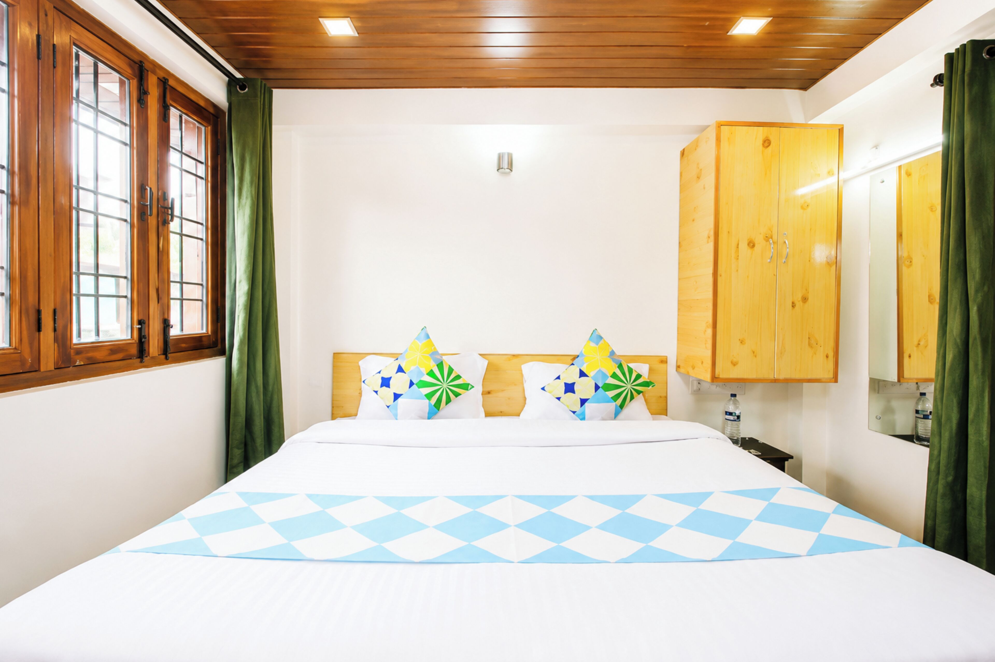 Hypo-allergenic bedding available, desk, soundproofing, WiFi (free)