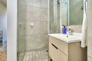 Bathroom - One Rosebank Apartment- Studio (Johannesburg)