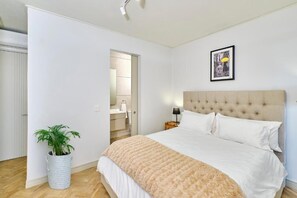 In-room safe, free WiFi - One Rosebank Apartment- Studio (Johannesburg)