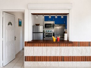 Eine moderne Küche mit integriertem Mikrowellenherd, Backofen und Kühlschrank.