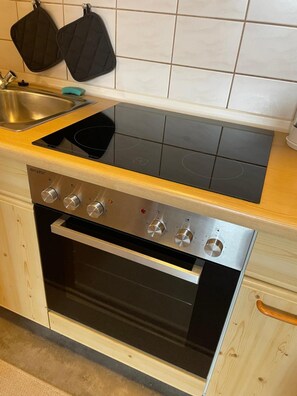 Wasserkocher mit Kaffee-/Teezubehör, Kühlschrank, Mikrowelle, Ofen