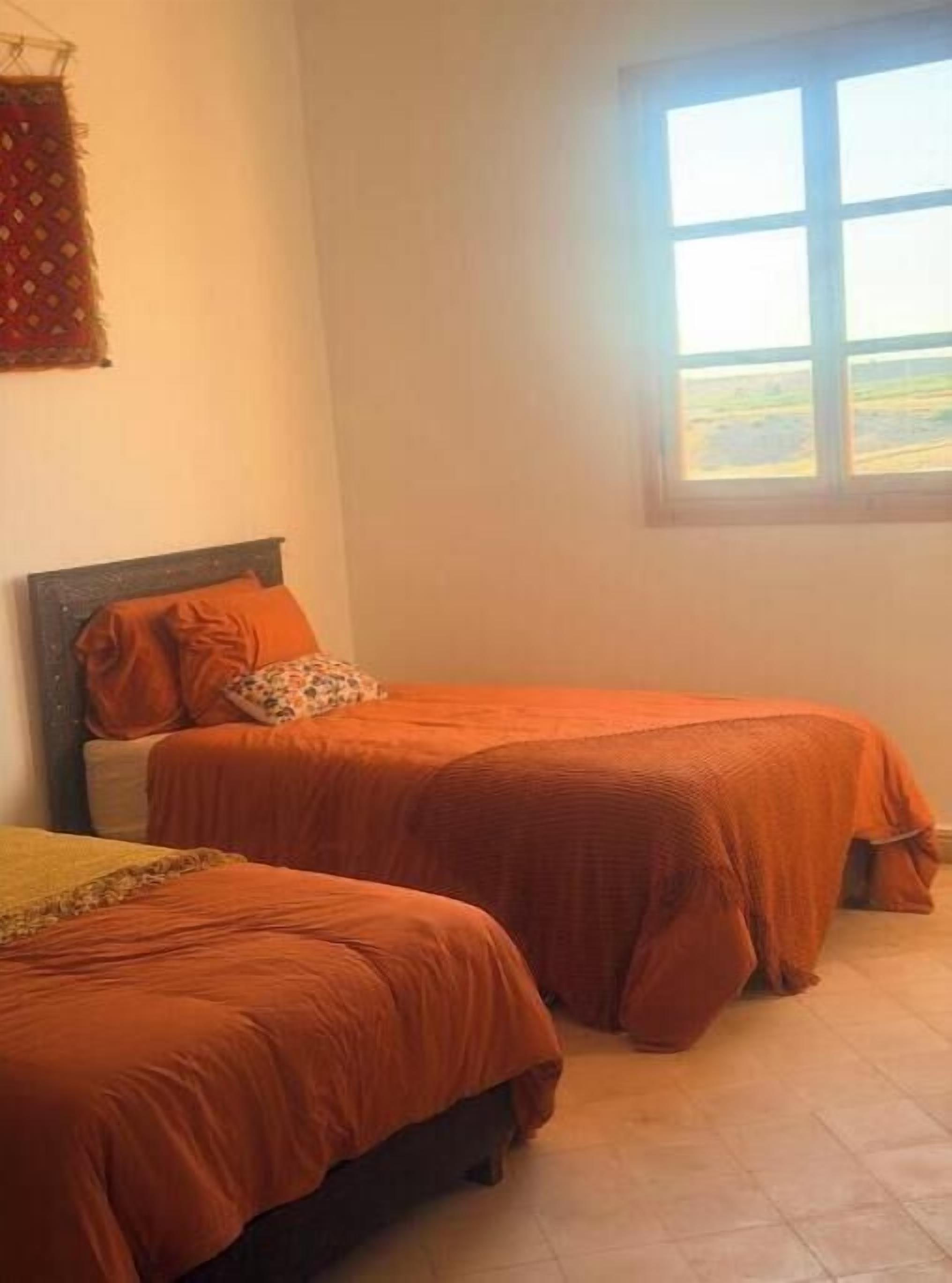 Tabla de planchar con plancha, wifi y ropa de cama 