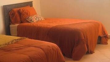 Tabla de planchar con plancha, wifi y ropa de cama