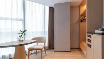 Habitación estándar doble, vistas a la ciudad | Zona de estar | Una impresora