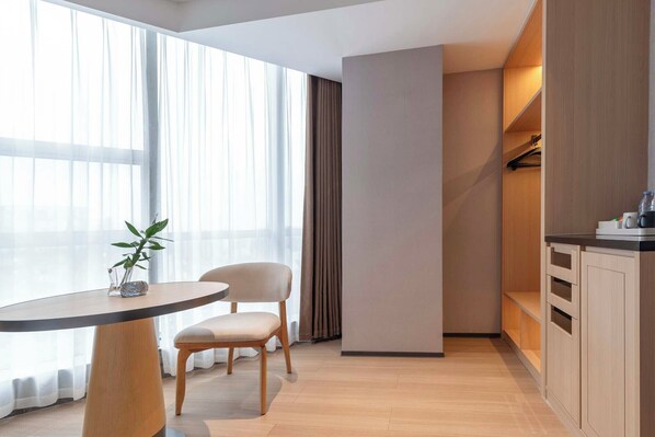 Standard Double Room, City View | Living area | Printers - YIBON INTERNATIONAL HOTEL (Guiyang)