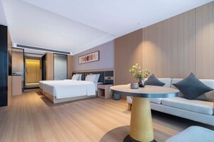 Habitación estándar con 2 camas individuales, vistas a la ciudad | Ropa de cama de alta calidad, edredones de plumas, cortinas opacas