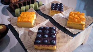 Free daily cooked-to-order breakfast