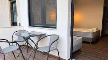 Apartment, Terrasse, Blick auf den Innenhof | Speisen im Freien