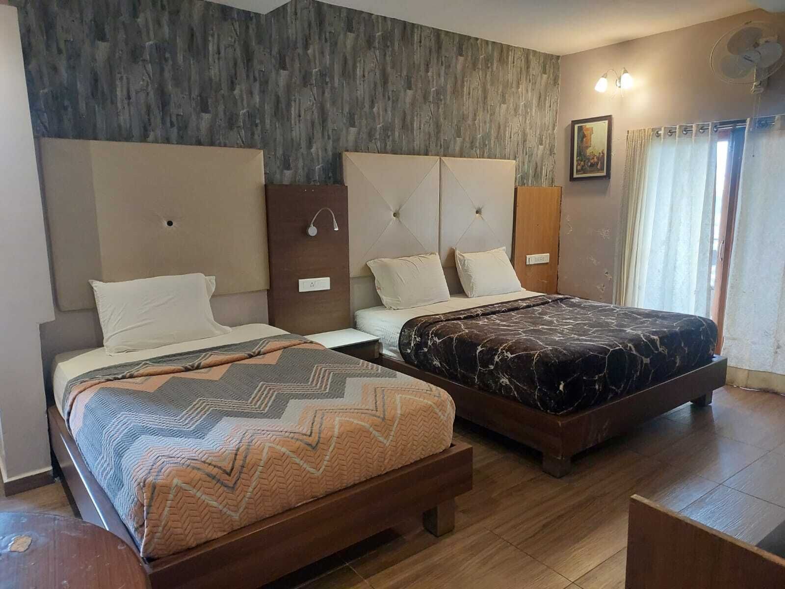 Chambre Triple Confort, vue ville | Bureau, espace de travail pour ordinateur portable, Wi-Fi gratuit