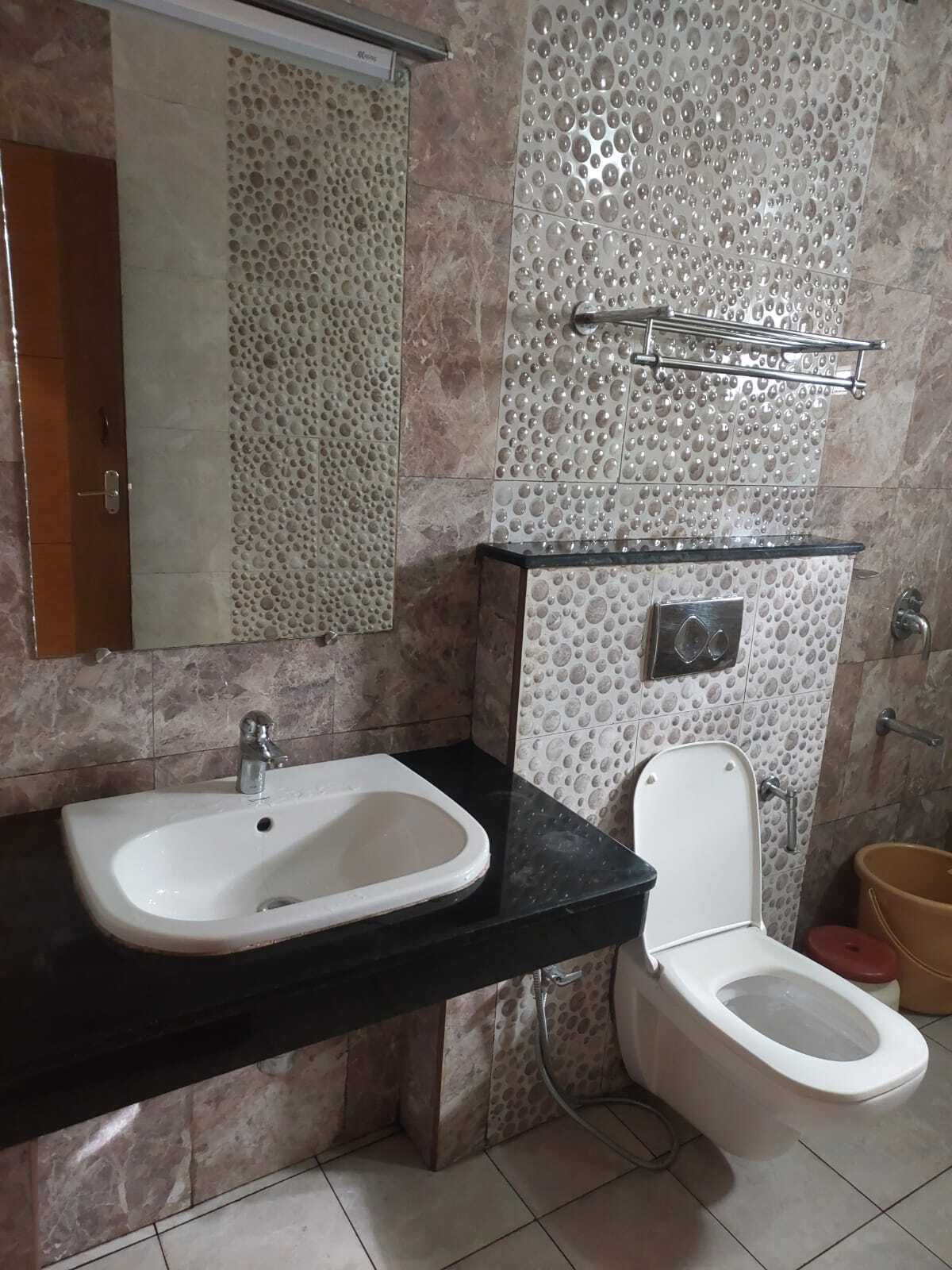 Douche, serviettes fournies, savon, shampoing